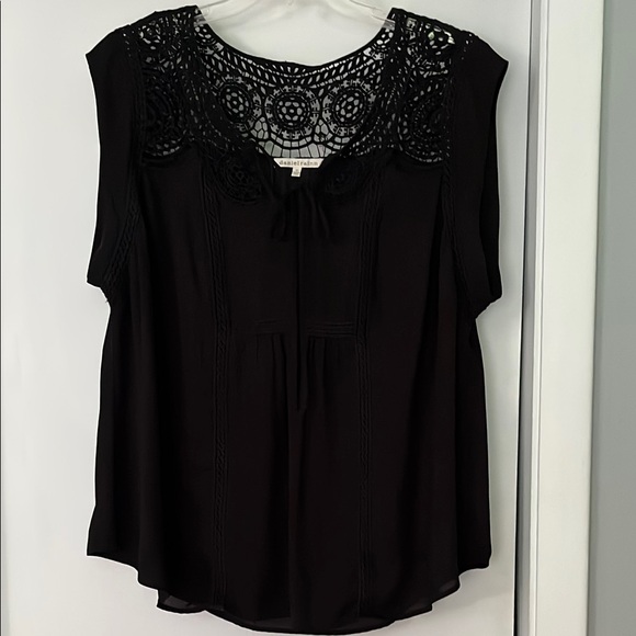 Daniel Rainn Tops - Daniel Rainn Black Cap Sleeve Embellished Blouse